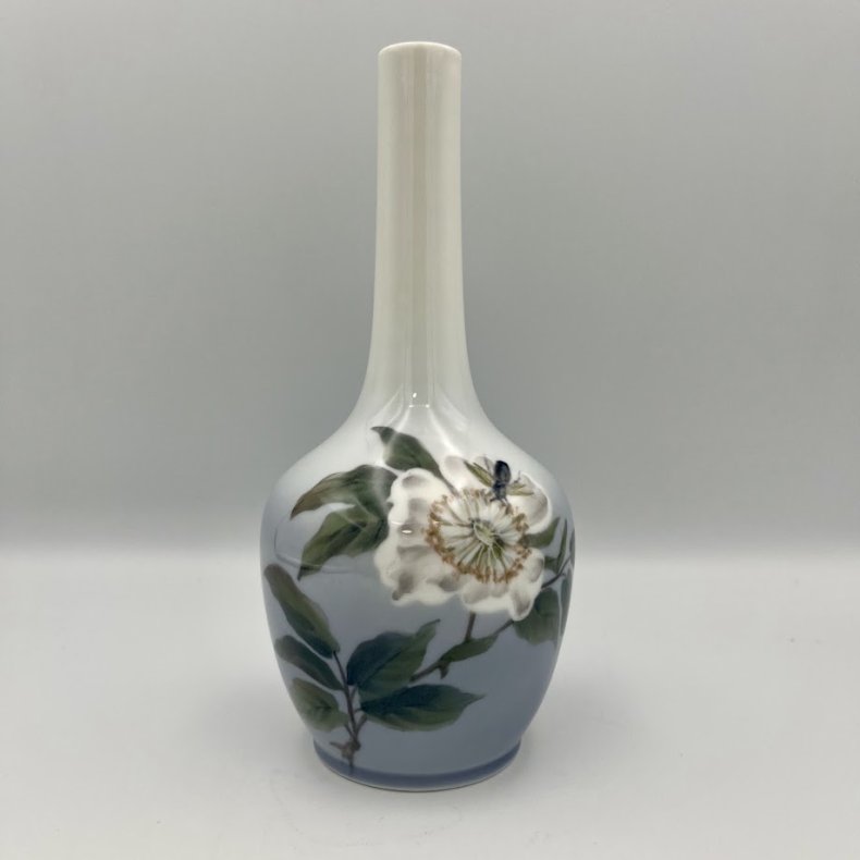 Royal Copenhagen vase med blomst og bi.