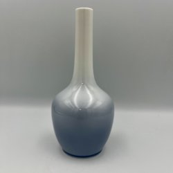 Royal Copenhagen vase med blomst og bi.