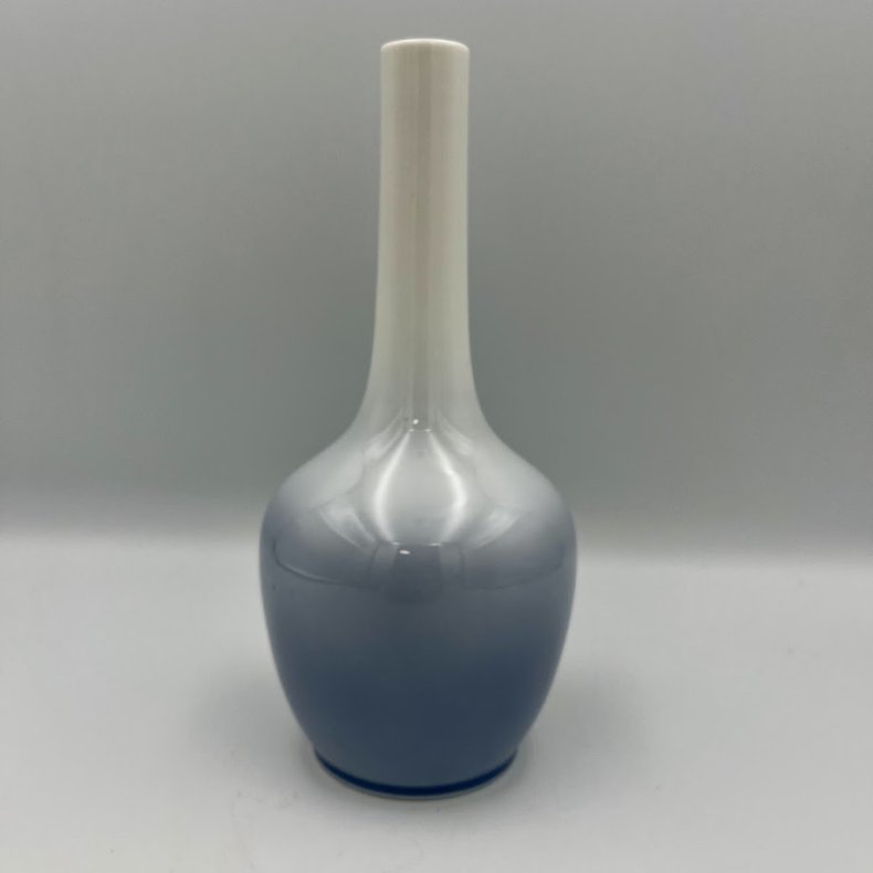 Royal Copenhagen vase med blomst og bi.