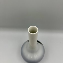 Royal Copenhagen vase med blomst og bi.