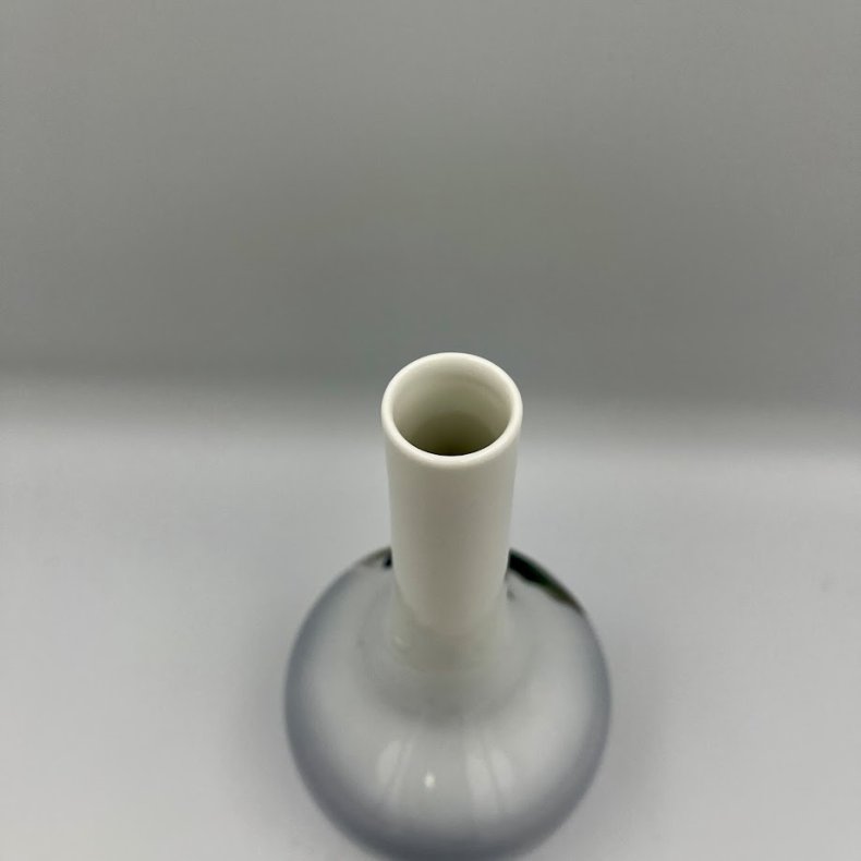Royal Copenhagen vase med blomst og bi.