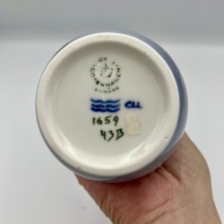 Royal Copenhagen vase med blomst og bi.