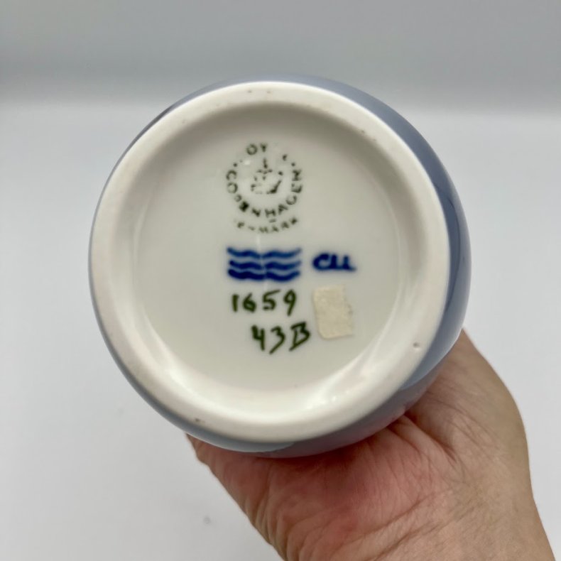 Royal Copenhagen vase med blomst og bi.