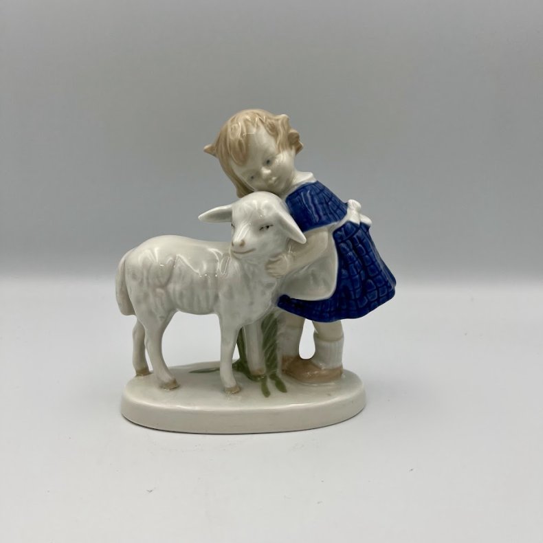 Tysk porcel�nsfigur - pige krammer lam