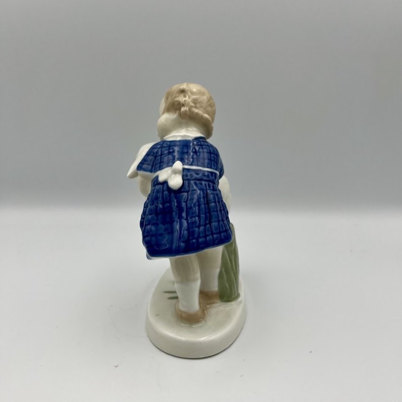 Tysk porcel�nsfigur - pige krammer lam