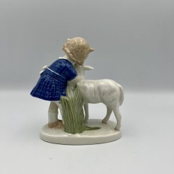 Tysk porcel�nsfigur - pige krammer lam