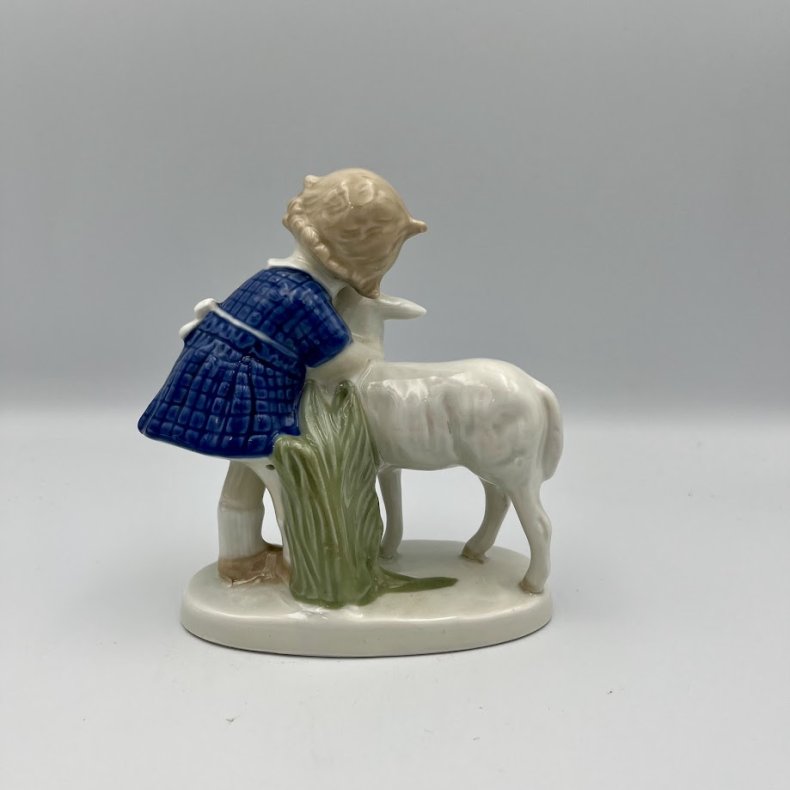 Tysk porcel�nsfigur - pige krammer lam