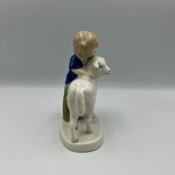 Tysk porcel�nsfigur - pige krammer lam