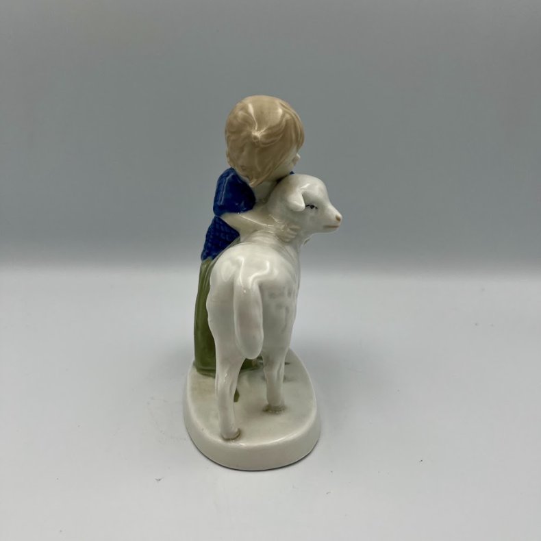 Tysk porcel�nsfigur - pige krammer lam