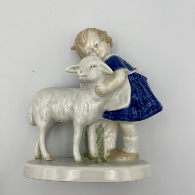 Tysk porcel�nsfigur - pige krammer lam