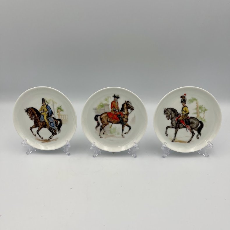 Mini tallerkner med milit�r officer hest.�