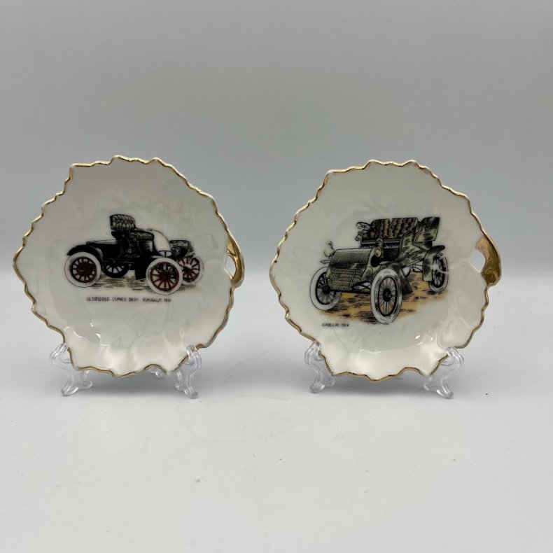 Elegant vintage porcel�nsasiet med veteranbil-motiv