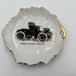 Elegant vintage porcel�nsasiet med veteranbil-motiv