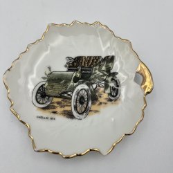 Elegant vintage porcel�nsasiet med veteranbil-motiv