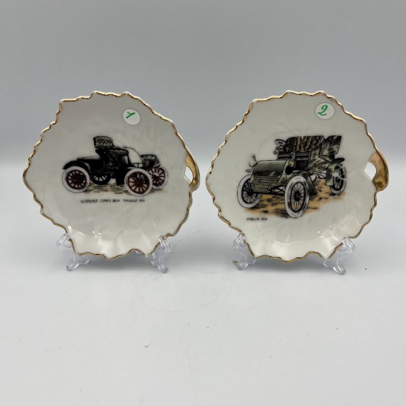 Elegant vintage porcel�nsasiet med veteranbil-motiv