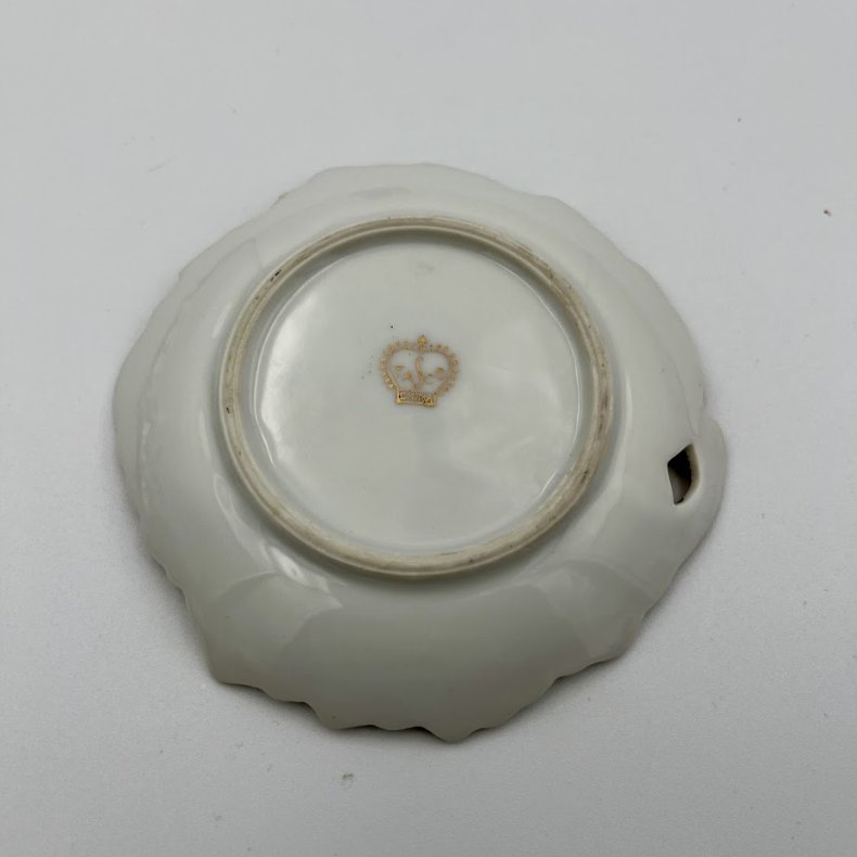 Elegant vintage porcel�nsasiet med veteranbil-motiv
