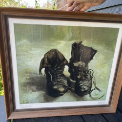 Kunsttryk af et par slidte st�vler