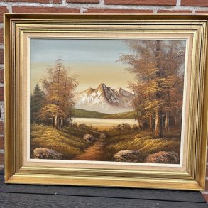 Klassisk oliemaleri med idyllisk bjerglandskab og guldramme