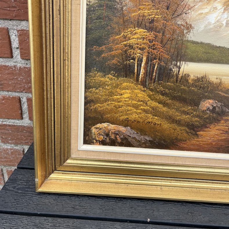 Klassisk oliemaleri med idyllisk bjerglandskab og guldramme