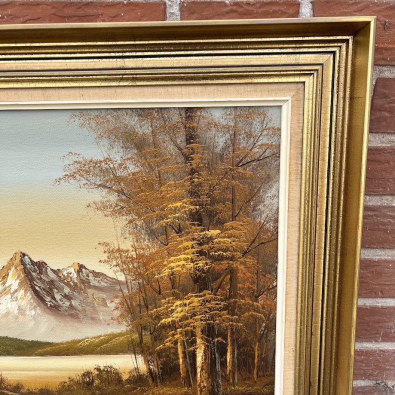 Klassisk oliemaleri med idyllisk bjerglandskab og guldramme