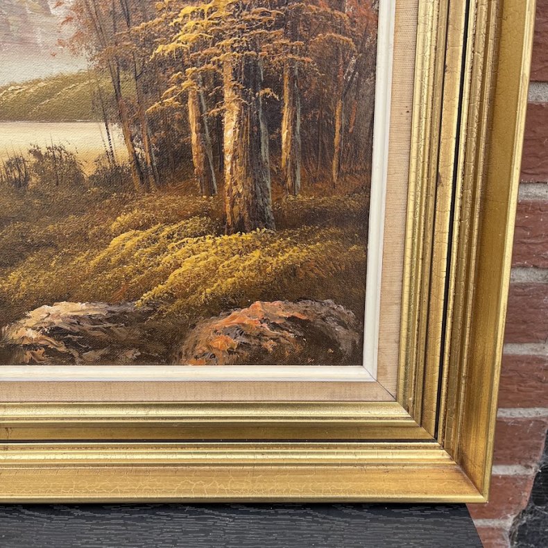Klassisk oliemaleri med idyllisk bjerglandskab og guldramme