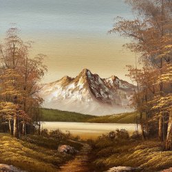 Klassisk oliemaleri med idyllisk bjerglandskab og guldramme