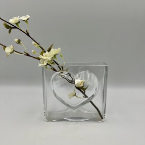 Elegant firkantet glasvase med indbygget hjerteform