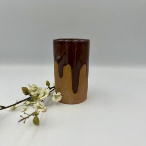Keramikvase med m�rkebrun l�bende glasur.
