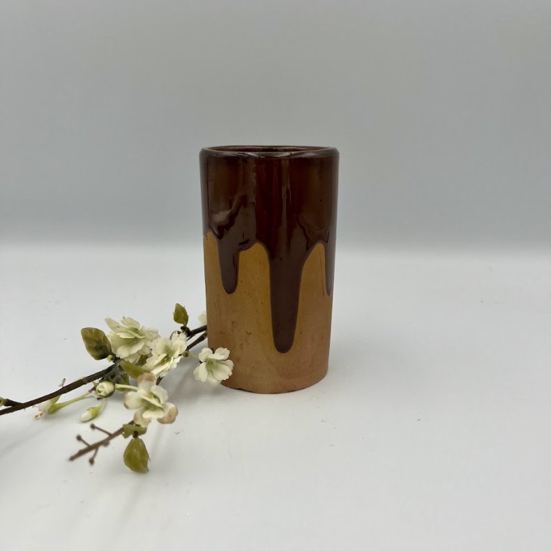Keramikvase med m�rkebrun l�bende glasur.