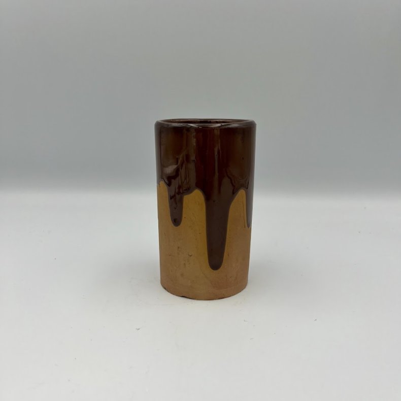 Keramikvase med m�rkebrun l�bende glasur.