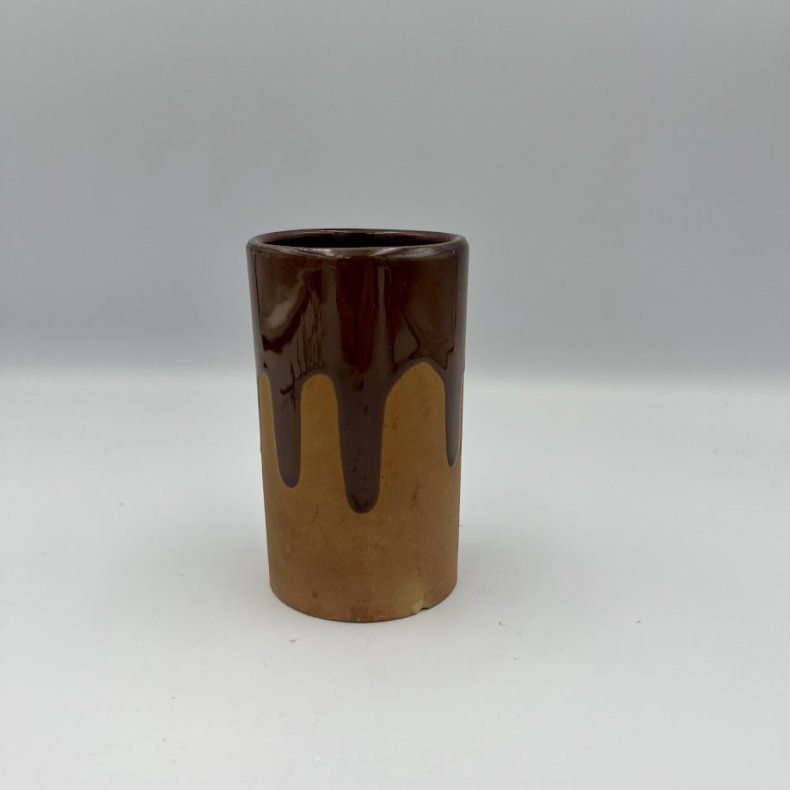 Keramikvase med m�rkebrun l�bende glasur.
