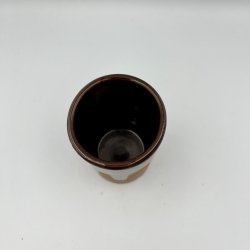 Keramikvase med m�rkebrun l�bende glasur.