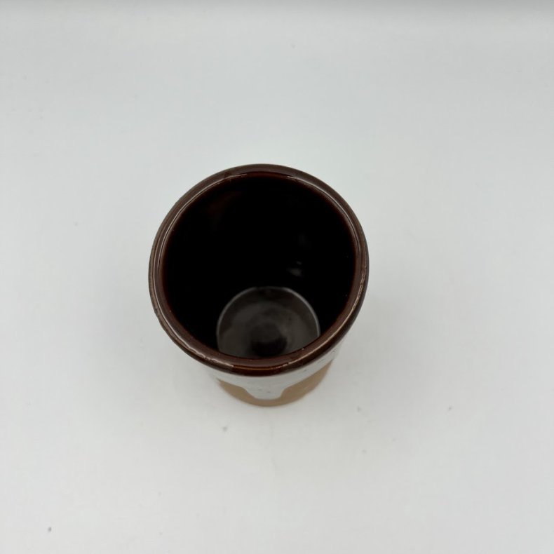 Keramikvase med m�rkebrun l�bende glasur.