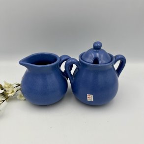 Smukt retro sukker- og fl�des�t i bl� keramik. 