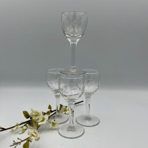 4 snapsglas p� stilk