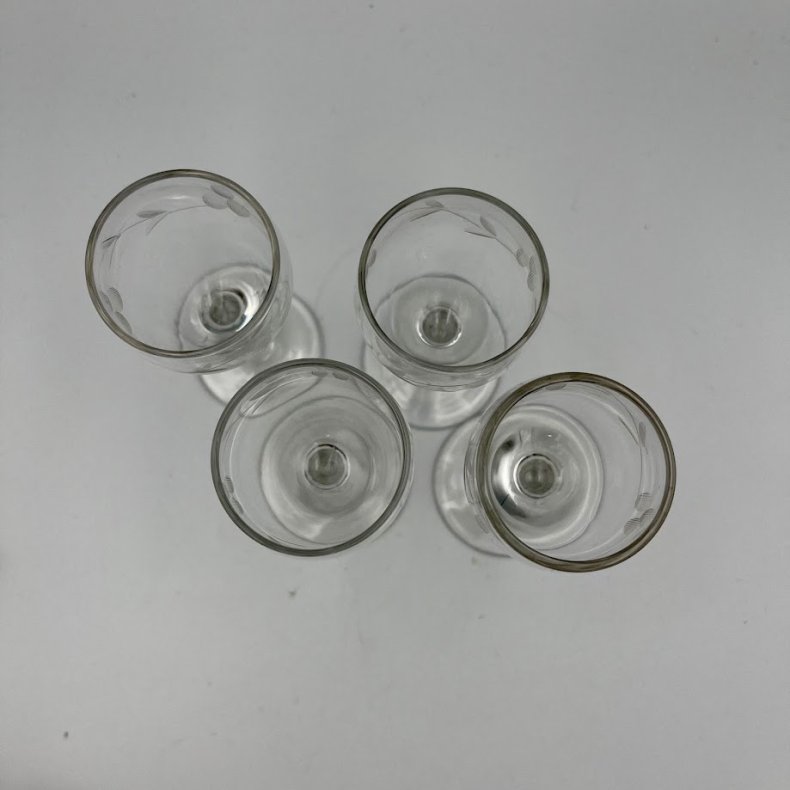 4 snapsglas p� stilk
